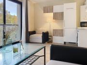 TRES BEAU 2 PIECES RENOVE ETAGE ELEVE A 100 METRES DU...