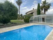 Très belle villa dans un village avec commerces sur un terra