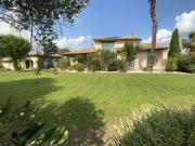 Très belle villa dans un village avec commerces sur un...