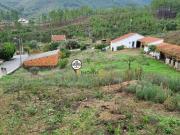 Três Casas duas em Xisto inseridas em terreno com...