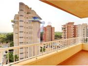 Tres dormitorios, dos baños, piscina y garaje en...