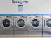 Trespasse de Lavandaria self service totalmente equipada...