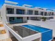 Triângulo Dourado – Moradia de Luxo geminada com piscina...