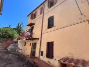 Trilocale da ristrutturare a Castell'Azzara