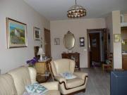 Trilocale in centro a Canzo con balcone e posto auto