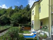 Trilocale ristrutturato con giardino e loggiato posti...