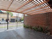 TRIPLEX 3 AMB. CON PATIO Y COCHERA EN CASTELAR