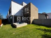 triplex, 4 suítes, pé na areia, jacuzzi e churrasqueira...