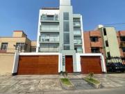 TRIPLEX C/ TERRAZA CON ALGUNOS MUEBLES