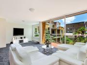 Tropical sunny leafy oasis in heart of Surry Hills chic...