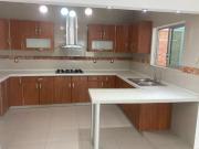 Tu nuevo hogar en la esquina perfecta: Casa de 3 niveles...