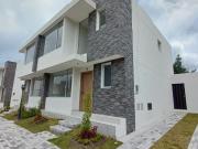 Tumbaco casa de arriendo esquinera amplio jardín...