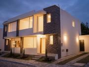 Tumbaco casa de arriendo esquinera amplio jardín...