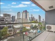 Two Bedroom Spacious Apartment In Central South Melbourne!