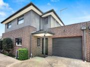 Two Bedroom Townhouse in Hadfield Two Bedroom Townhouse in Hadfield