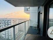 U2 vor der Tür Marina Tower Etage 10 Donaublick Sunset...