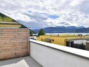 Über den Dächern Dachterrasse mit See und Gebirgspanorama