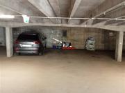 Überdachter Parkplatz auf einem Parkplatz, nur 10...