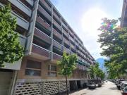 Überdachter Parkplatz in der Nähe des Bahnhofs