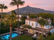 Ubicada en la prestigiosa zona de Aloha, en el corazón...