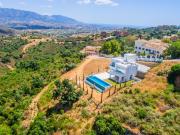 Ubicada en las tranquilas colinas de La Mairena,...