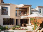 Ubicada en una de las tranquilas y soleadas calles de...