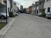 UBICADA, FUNCIONAL Y ACOGEDORA CASA DE TRES RECÁMARAS EN...