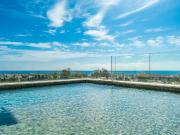 Ubicado a escasos pasos de las playas de la emblemática...