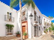 Ubicado en el pintoresco Lomas Pueblo de Lomas del...