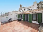 Ubicado en un edificio histórico en lo alto de Dalt Vila...