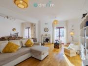 Um apartamento com espaço, luz e uma localização de...