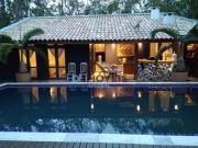 UM CHARME DE CASA EM CONDOMINIO COM LINDO JARDIM E...