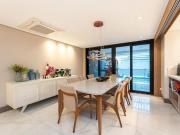 Um condomínio exclusivo de casas para oito famílias com...