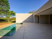 Um pavimento só. E um argumento inteiro