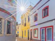 Um prédio composto por dois apartamentos elegantes...