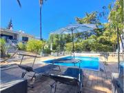 Uma bonita villa com piscina, perto da costa, com...