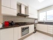 Uma casa linda dentro de um condomínio fechado, no Lagos...