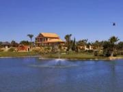 Uma imponente casa de campo situada em um grande terreno