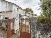 Uma propriedade geminada com um lindo jardim