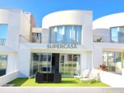 Uma villa em banda muito bonita à beira da aldeia da...