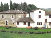 Umbertide. Casale con 5 appartamenti, salone e 5 ettari...