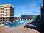 Un ambientes con balcon y parrilla !