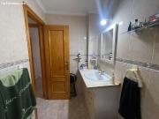 Un apartamento con piscina y garaje grande