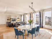 Un appartement rénové de 3 chambres au coeur de Paris