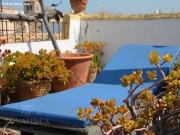 Un ático único con una enorme terraza en la azotea con...