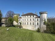 Un château baigné de lumière dans un écrin naturel...