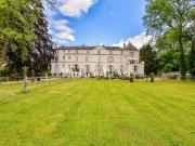 Un château du 18e s rénové en hôtellerie et ses...