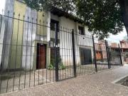 Un Concepto Doble: Casa Familiar con Oficina Independiente
