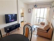 Un dormitorio, muy amplio con balcón, ventilación cruzada