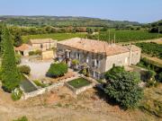 Ensemble immobilier au millieu des vignes.